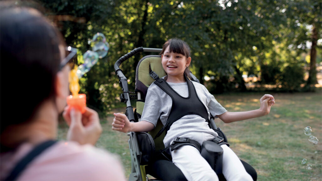 jeune fille handicapée avec son handisitter