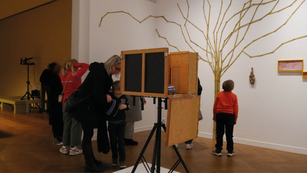 Dimanche au Musée. Au programme : une visite commentée de l’exposition temporaire (15h – sur inscription), des visites parallèles avec un médiateur culturel qui déambule dans les salles pour renseigner les visiteurs en quête de savoir.