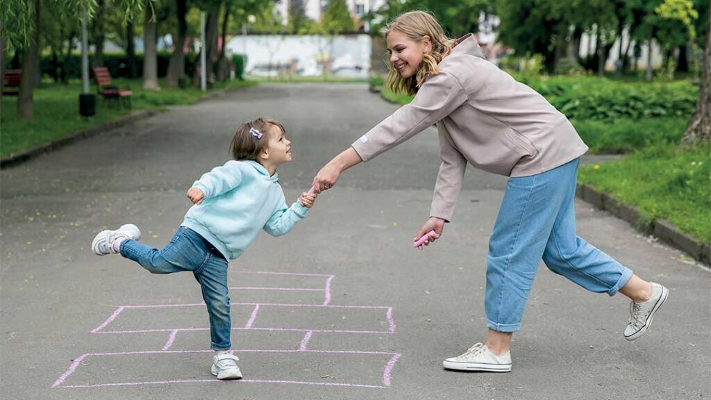 Maman qui joue avec sa fille